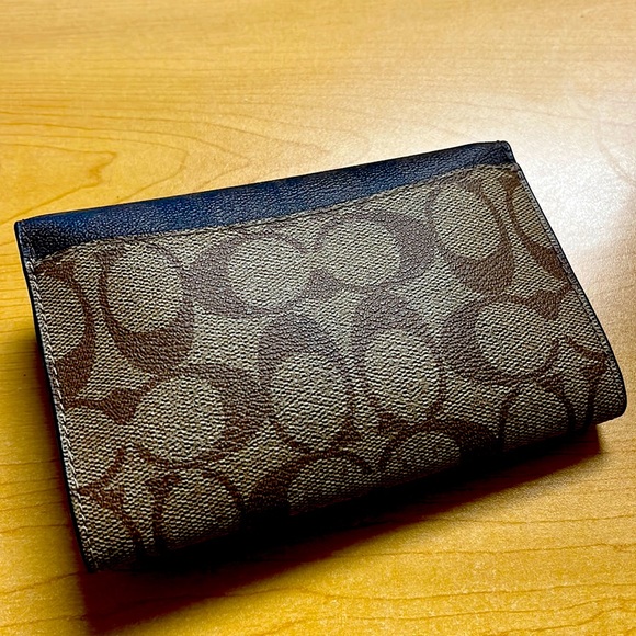Coach Logo Wallet - Picture 4 of 4